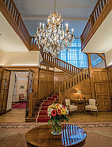 Behind the Grand Doors. Moscow Mansions in Photographs and Stories